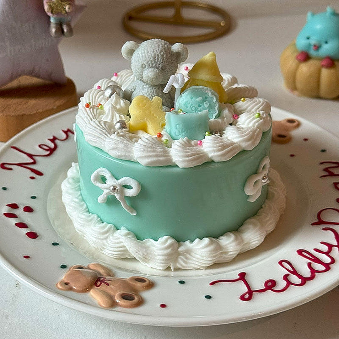 Cute blue bear lace cake shape aromatherapy candle orchid and cream scent suitable for birthday gifts, Valentine's Day gifts, anniversary gifts, graduation gifts
